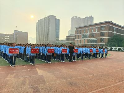 黉学英才中学七年级组举行“好习惯成就好未来” 主题升旗仪式